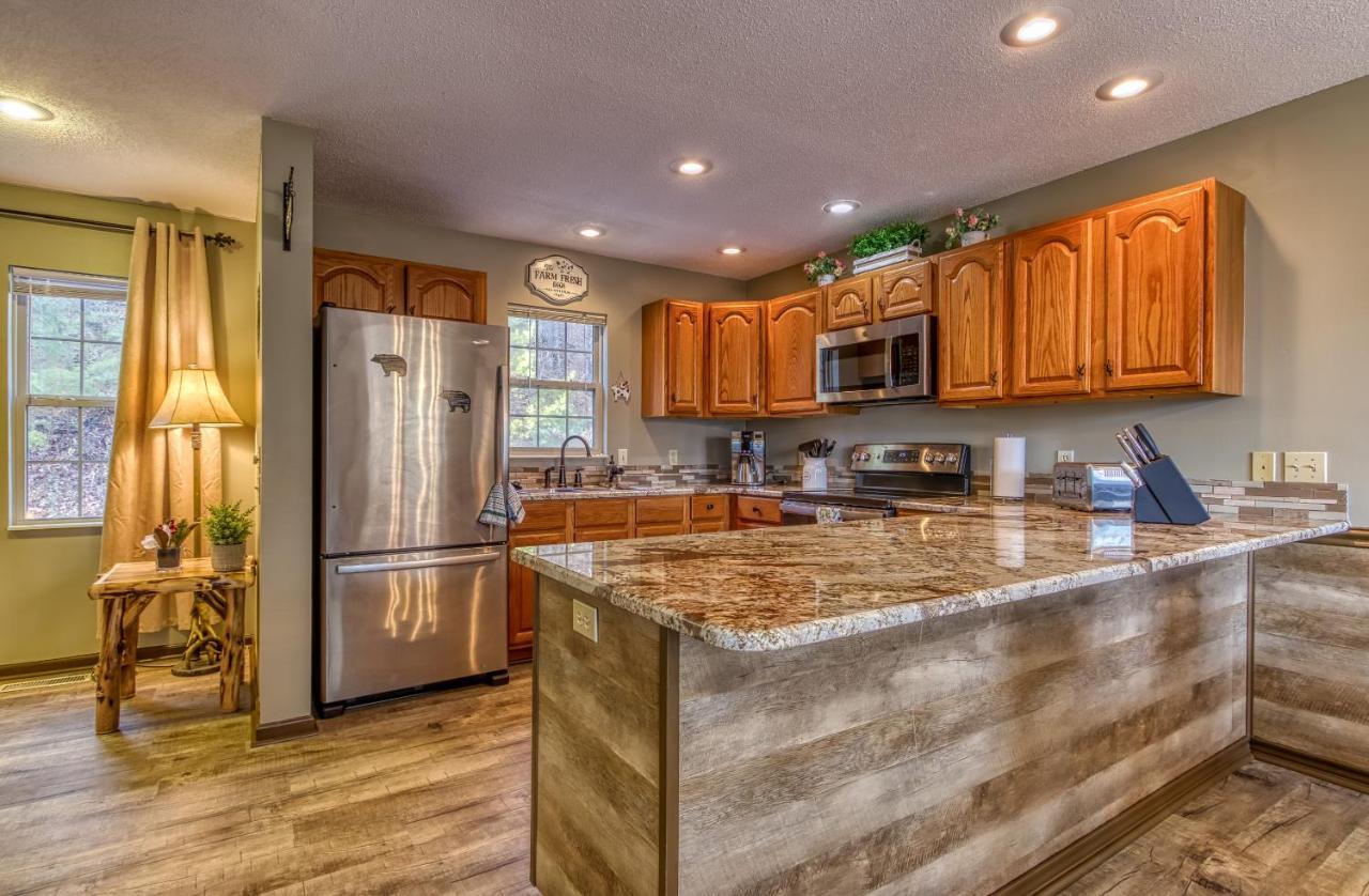 3 Decks, Mtn Views! Tree Tops By Honeybearcabins - Luxury Rain Showers, 3 King Suites, Xl Hottub, Fireplace, Bear Sightings Gatlinburg Luaran gambar